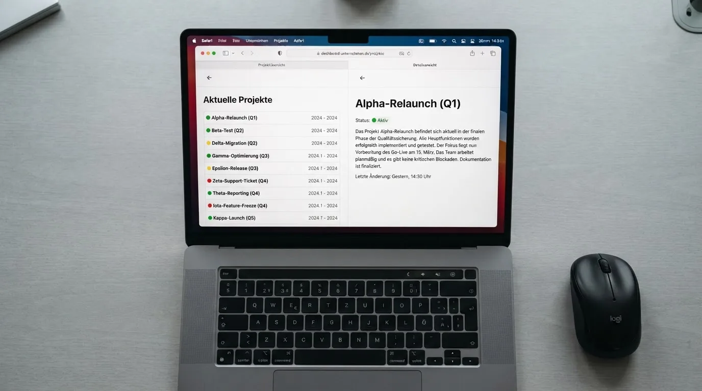 Zwei nebeneinander geöffnete Browser-Tabs auf einem Laptop-Bildschirm.
